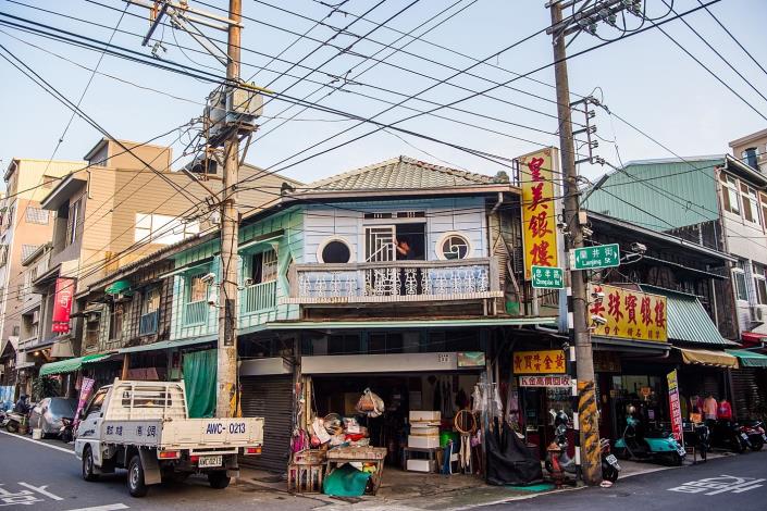 0_官網 2 忠孝路32號整修過程  圓窗弧形陽台(資料照).JPG