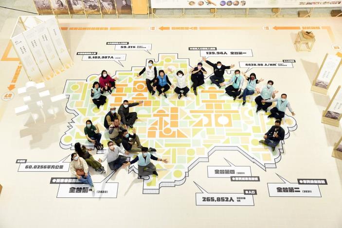 0官網_5 2021年3月5日至3月24日,於市府一樓大廳展設「理想嘉-嘉義市創生風格首展」,呈現地方創生推動歷程。