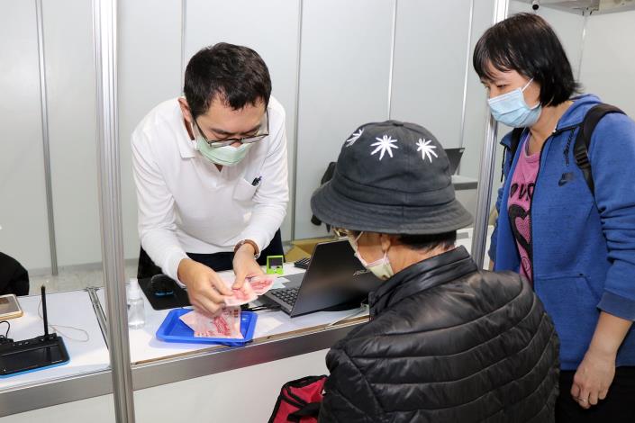0_3 民眾兌換1_嘉義市政府提供.JPG