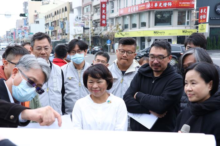 02市府團隊就計畫方案進行簡報.JPG