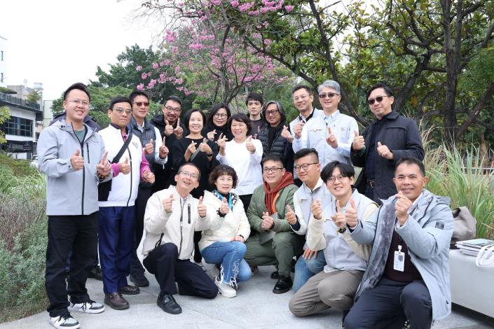 01市府團隊與委員合影.JPG