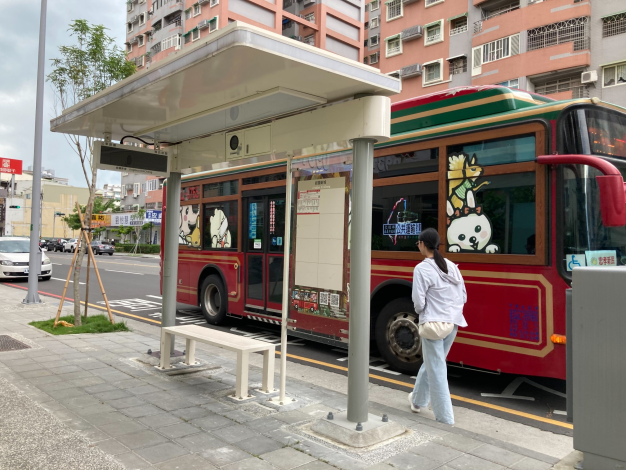 0 提供更舒適候車環境! 嘉義市政府再增設11座簡易式候車亭 (2)