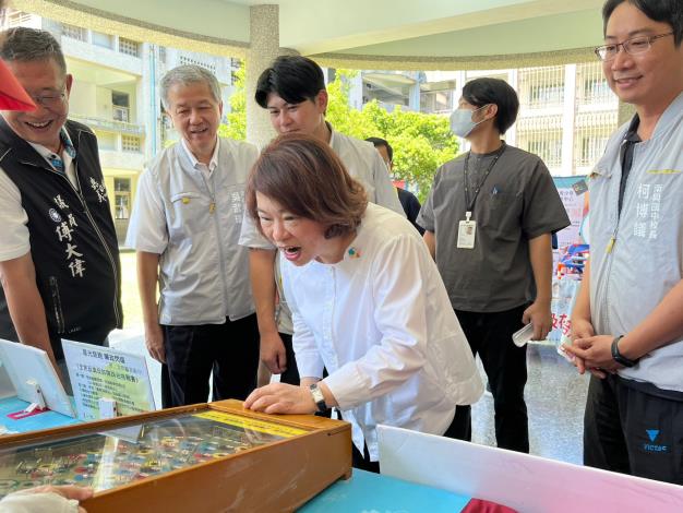 照片2_黃敏惠市長體驗反貪反詐騙宣導活動