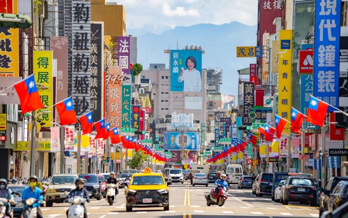 0 中山路上國旗飄揚 成為美景