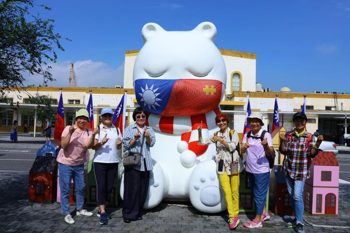 0 大白熊換上應景國旗口罩 吸引熊粉拍照打卡 (1).JPG