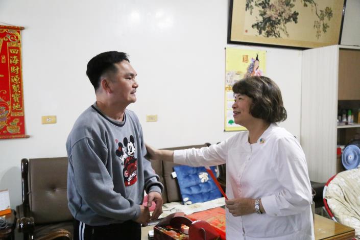 A_黃敏惠市長關懷身心障礙退伍軍人 致贈春節慰問金 (3).JPG