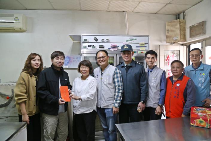 A_黃敏惠市長關懷身心障礙退伍軍人 致贈春節慰問金 (2).JPG