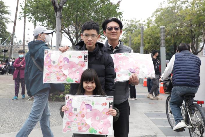 0_民眾開心與提燈合照 (2).JPG