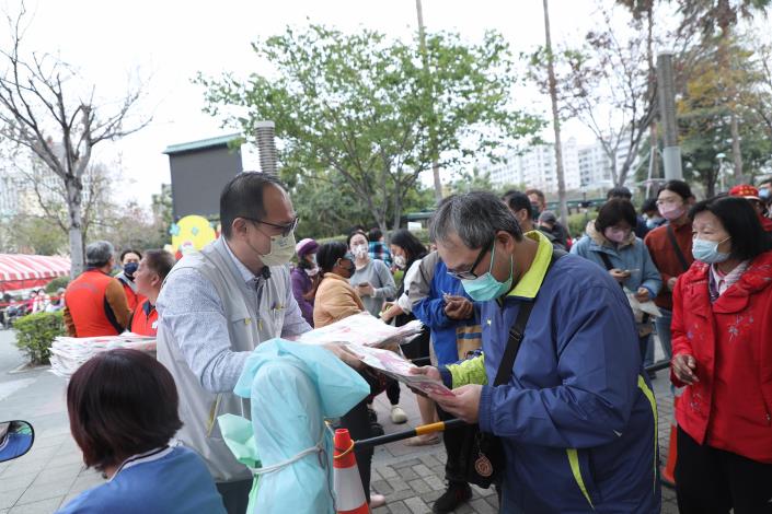 0_林家緯處長發放小提燈 (1).JPG