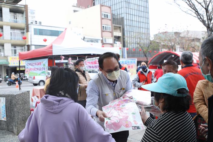 0_林家緯處長發放小提燈 (2).JPG