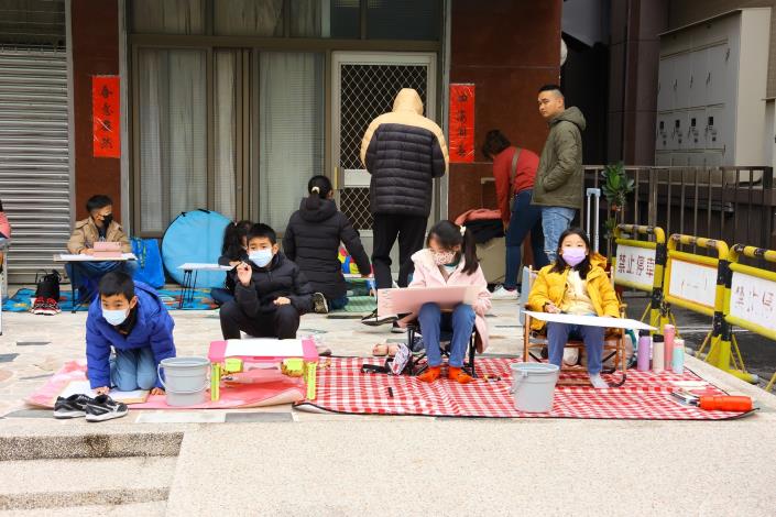 0 一大早廟前就聚集寫生親子.JPG