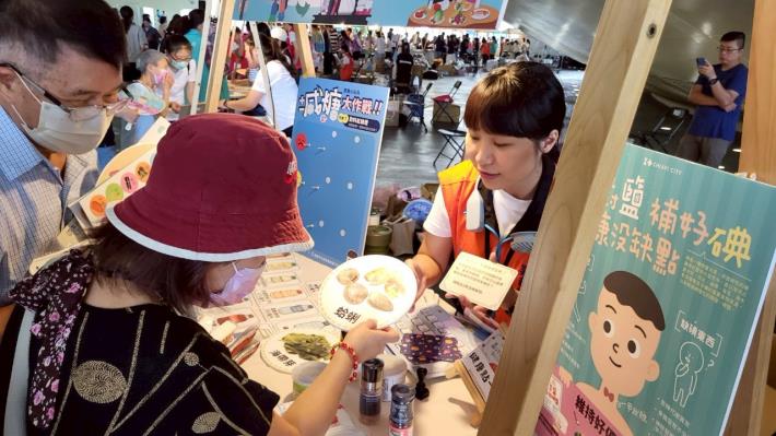 07李怡姍社區營養師為民眾宣導碘鹽_0