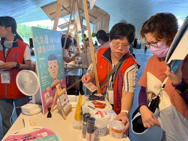 05陳冠臻社區營養師為民眾宣導碘鹽_0