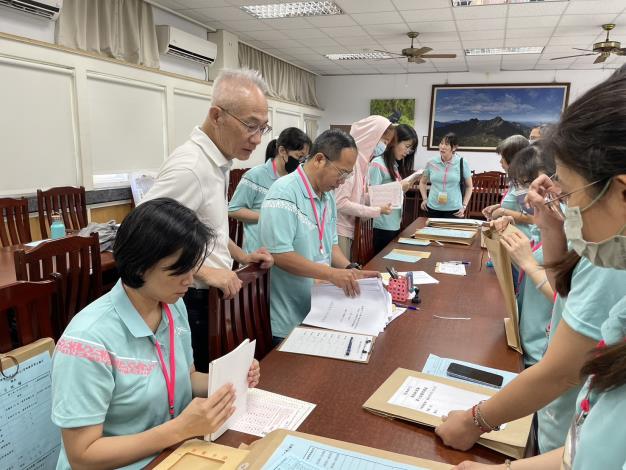 0 嘉義市辦理國中學術性向數理暨語文資優學生鑑定初選 郭添財處長巡視兩校試場(2)
