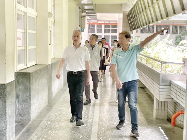 0 嘉義市辦理國中學術性向數理暨語文資優學生鑑定初選 郭添財處長巡視兩校試場(1)