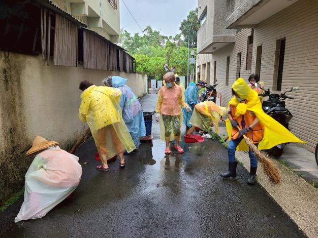 0_風雨無阻 嘉市育英里志工齊心清街護環境 (2)