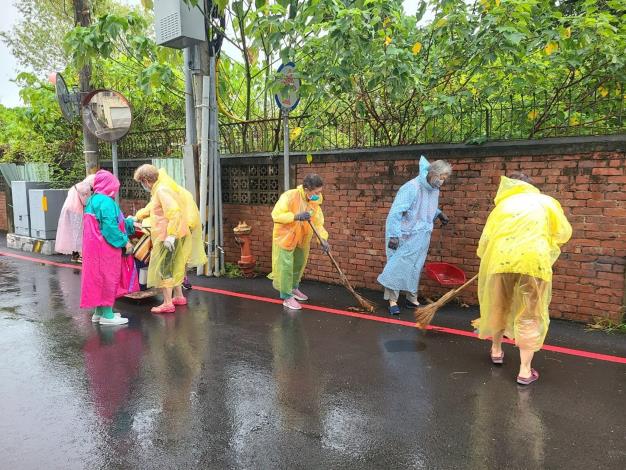 0_風雨無阻 嘉市育英里志工齊心清街護環境 (3)