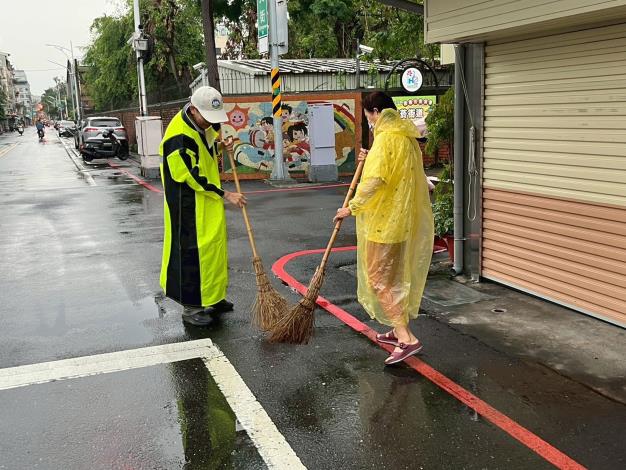 0_風雨無阻 嘉市育英里志工齊心清街護環境 (4)