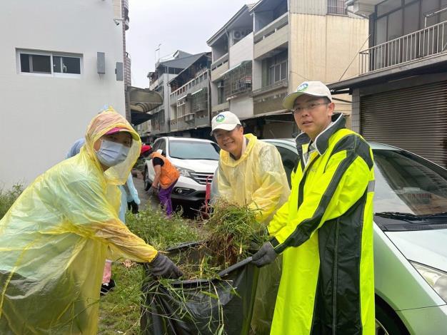 0_風雨無阻 嘉市育英里志工齊心清街護環境 (5)