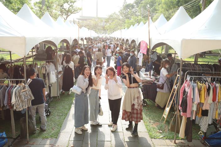0 開嘉市集首次移師嘉義公園舉辦 吸引滿滿人潮