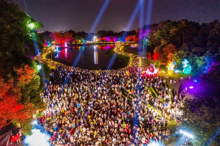 0 光織影舞結合演出、市集 每年為嘉義市帶來人潮 (2)