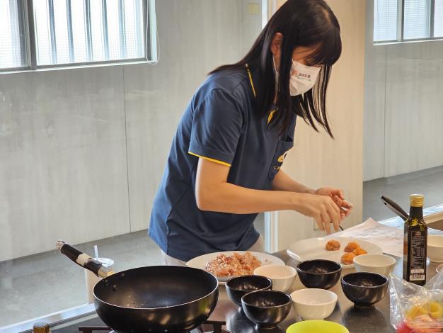 0_陳仁德醫院番社里巷弄站林宜君站長製作「金豬抱白玉」