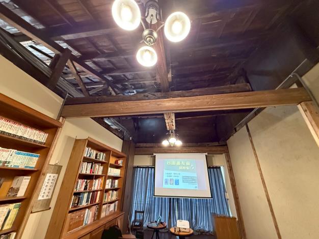 整修完工的檜木屋架_0