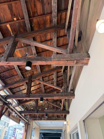 整修完工後的騎樓屋架_0