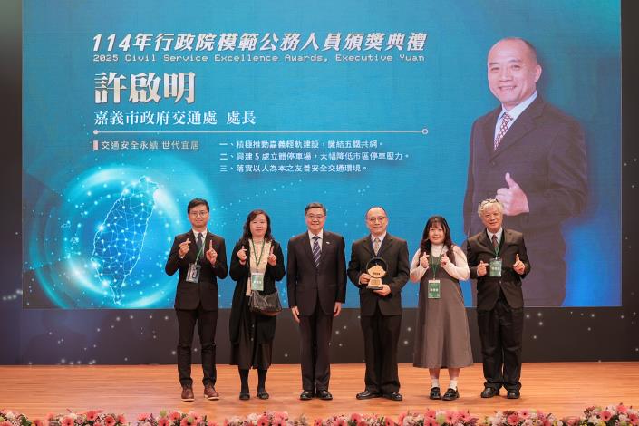 0_嘉市府交通處長許啟明推動交通安全永續、世代宜居 榮獲行政院模範公務人員 (2)