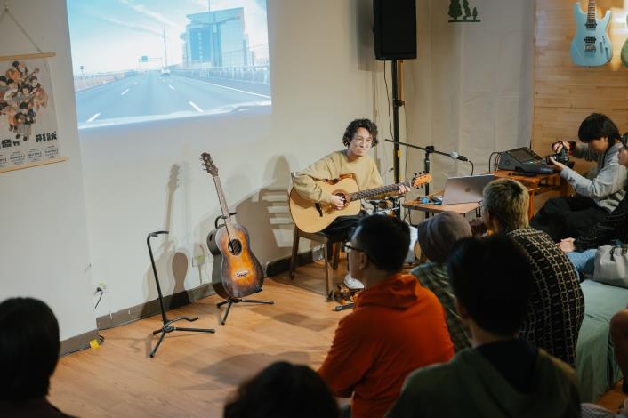 森韻木吉他工作室串聯臺灣製琴職人、音樂創作者與地方空間，展開跨域對話與共創，並發起全臺首創讓製琴師與音樂家同臺對話的展演企劃《聲音的形狀》。