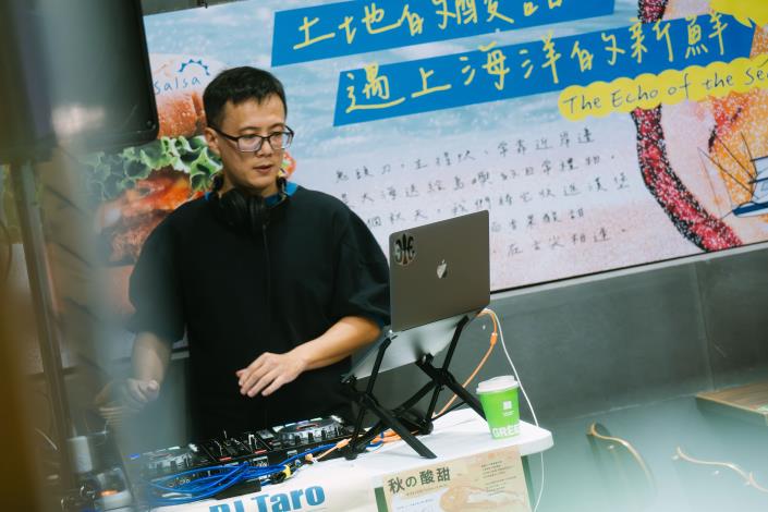 紮背趴藝術文化工作室以 DJ Taro 為形象，打造「氧氣配方」音樂品牌，將電子音樂帶入市場、街角與咖啡館，打破「夜店限定」的框架，讓城市的每個角落都能成為舞台。