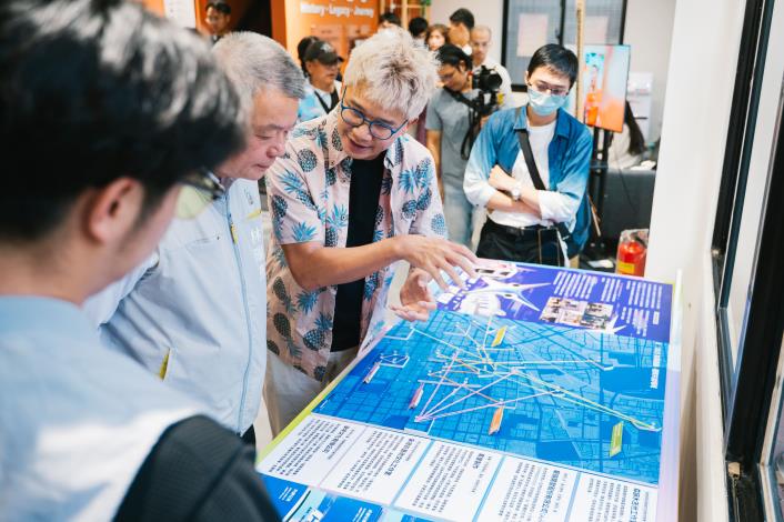 《揪團共創，Cool Crew Up》以共創地圖與共創日誌展示地方團隊與共創移居者在嘉義市的行動軌跡，並以聲音裝置呈現雙方共同譜出的城市聲響與故事。