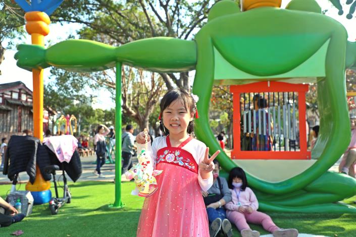 馬上有錢花！嘉義市馬年小提燈「馬上熊賀」亮相 2月24日起文化公園限量發放 (3)