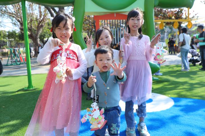馬上有錢花！嘉義市馬年小提燈「馬上熊賀」亮相 2月24日起文化公園限量發放 (1)