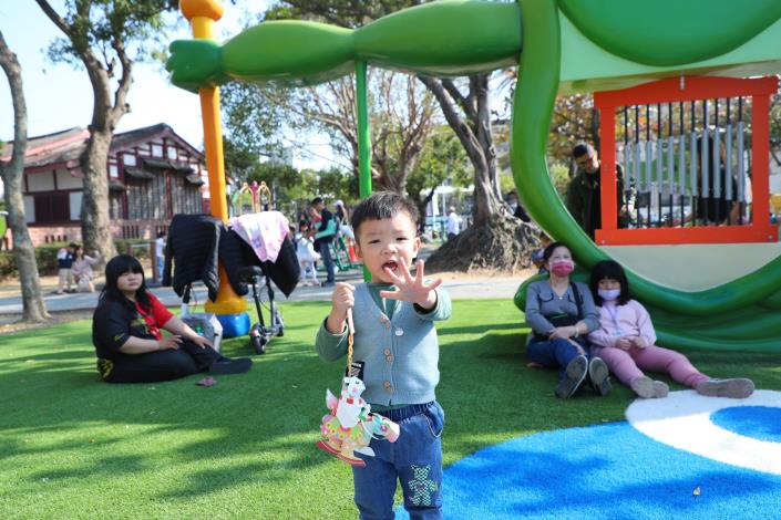 馬上有錢花！嘉義市馬年小提燈「馬上熊賀」亮相 2月24日起文化公園限量發放 (2)