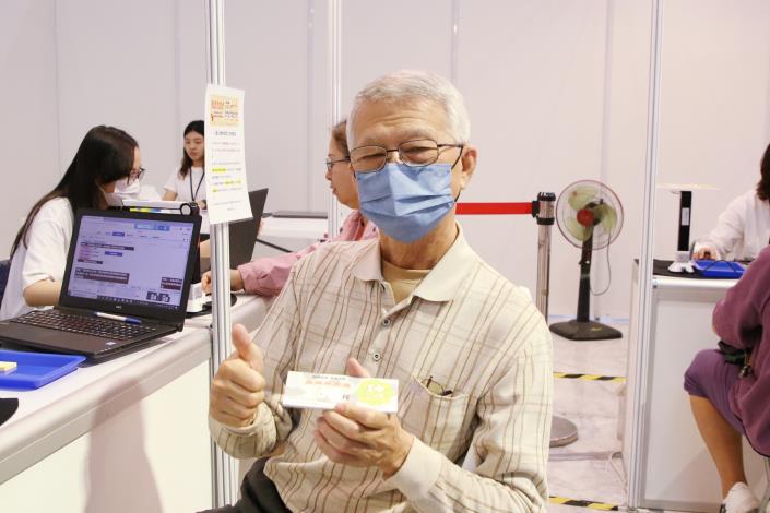 0_領取振興商圈夜市券的民眾對活動表示肯定 (4).JPG