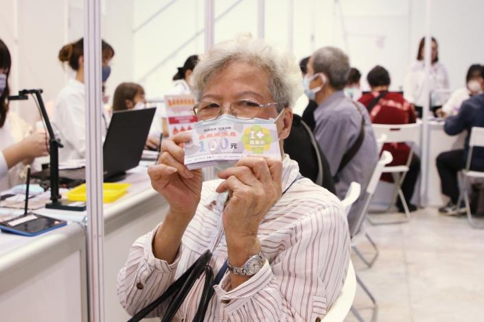 0_領取振興商圈夜市券的民眾對活動表示肯定 (3).JPG