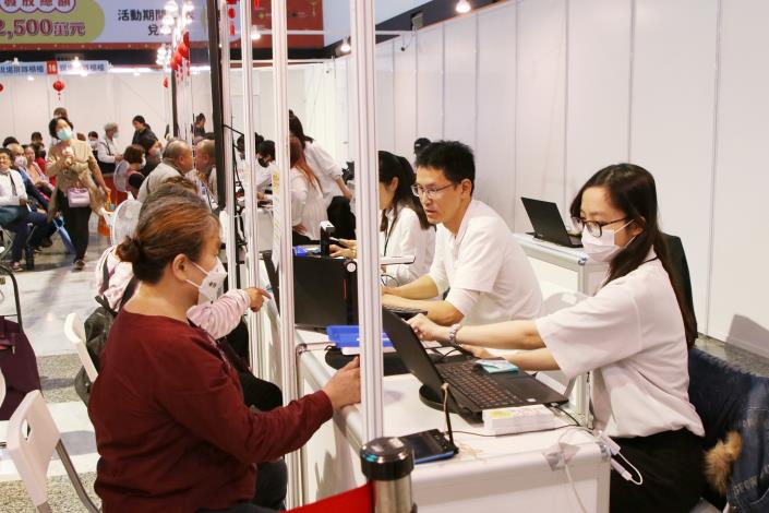 0_民眾即日起可持足額統一發票及申請人身分證正本至市府1樓中庭辦理兌換，現場排隊名額限量500名 (1).JPG