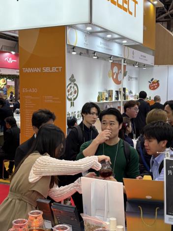 里響咖啡一開展就吸引廠商駐足參觀_0
