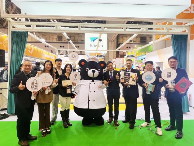 帶領嘉市好店業者於開幕後與黃志芳董事長及台灣黑熊合照_0