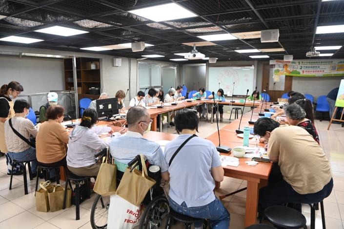 0_結合嘉義市IP「桃喜」彩繪創作，透過手作體驗讓照顧者在創作中紓壓 (3).JPG