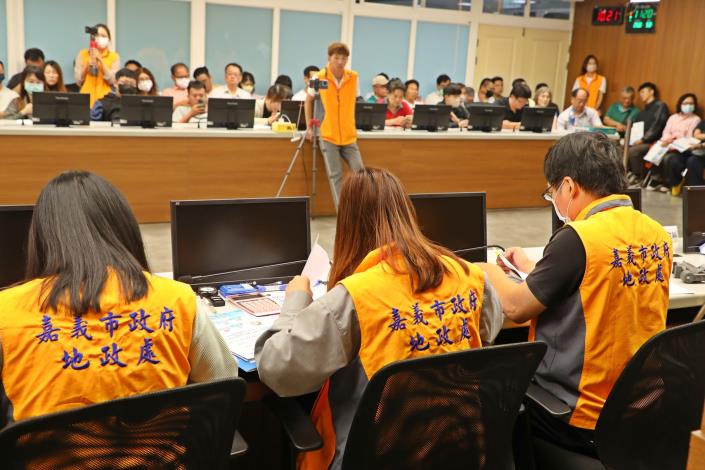 0 建國二村抵費地全數標脫　17封搶一標　平均溢價率約61％ (10).JPG