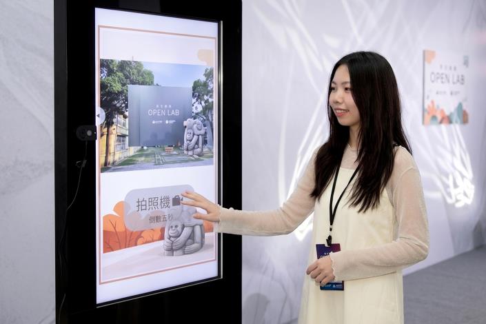 0_ 工研院展出「GAI拍貼機」，提供即時生成個人化影像服務，適用於展覽、觀光與品牌行銷場域，提升互動體驗與消費吸引力。圖為展示示意