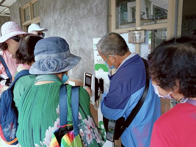 0_嘉市敬老愛心乘車卡再升級！ 515起運動折點、台鐵補助加碼，下半年擬增計程車折抵 (7)