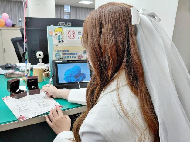 0_嘉市520浪漫登場 戶政絕美打卡牆等你來登記 市府加碼好禮鼓勵樂婚願生 (9)