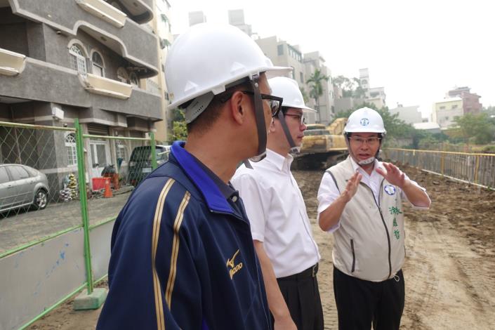 官網3_(左起)水工科長黃國泰、工務處長李建賢、市長涂醒哲_181105155557
