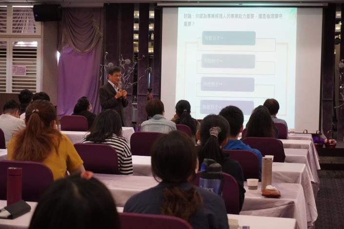 4.嘉義大學教授侯嘉政授課2.JPG