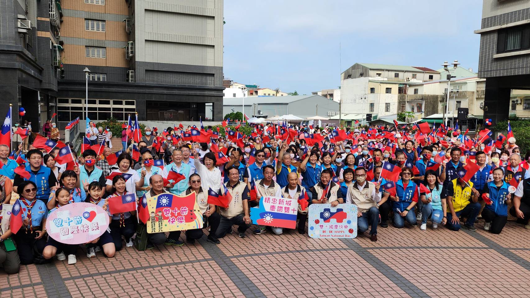 精忠新城廣場舉辦「歡慶雙十升旗典禮暨全民國防教育宣導活動照片共23張