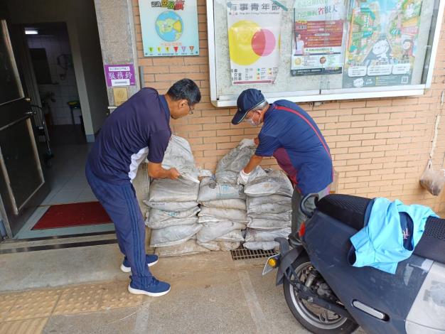 開放民眾前來領取沙包