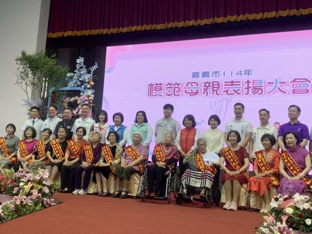 模範母親代表大合照